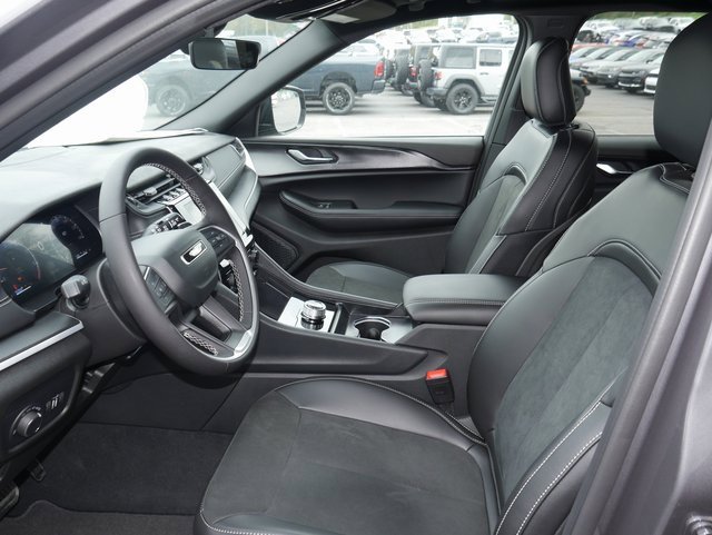 New 2025 Jeep Grand Cherokee Laredo image 2