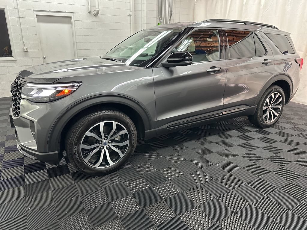 Used 2025 Ford Explorer ST-Line AWD/4WD image 3