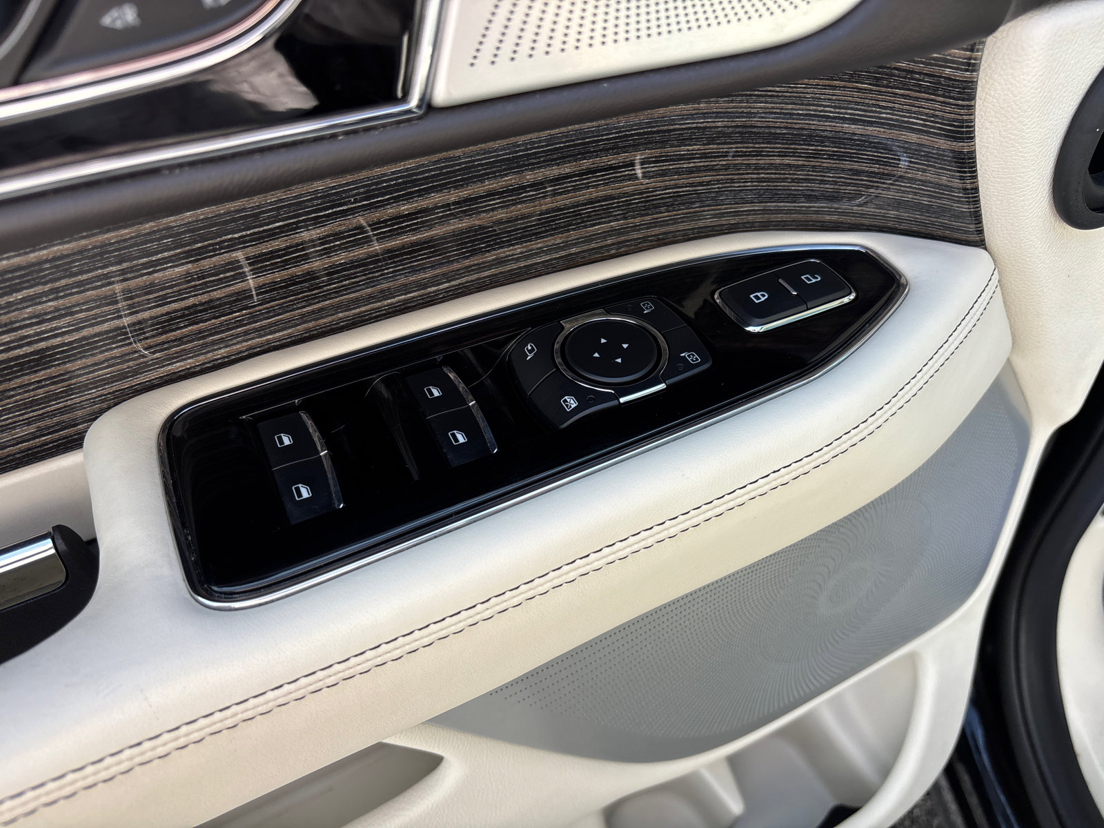Used 2021 Lincoln Navigator Black Label w/ Cargo Convenience Package image 13
