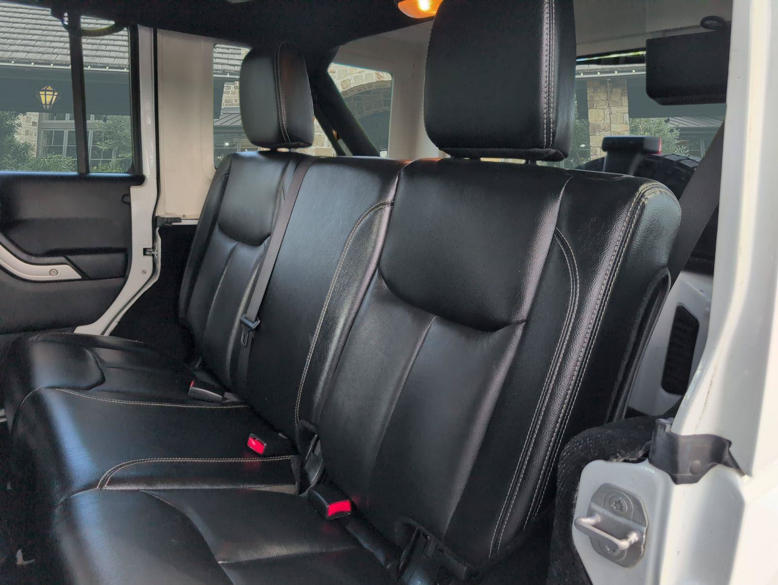 Used 2016 Jeep Wrangler Unlimited Rubicon w/ Connectivity Group AWD/4WD image 18