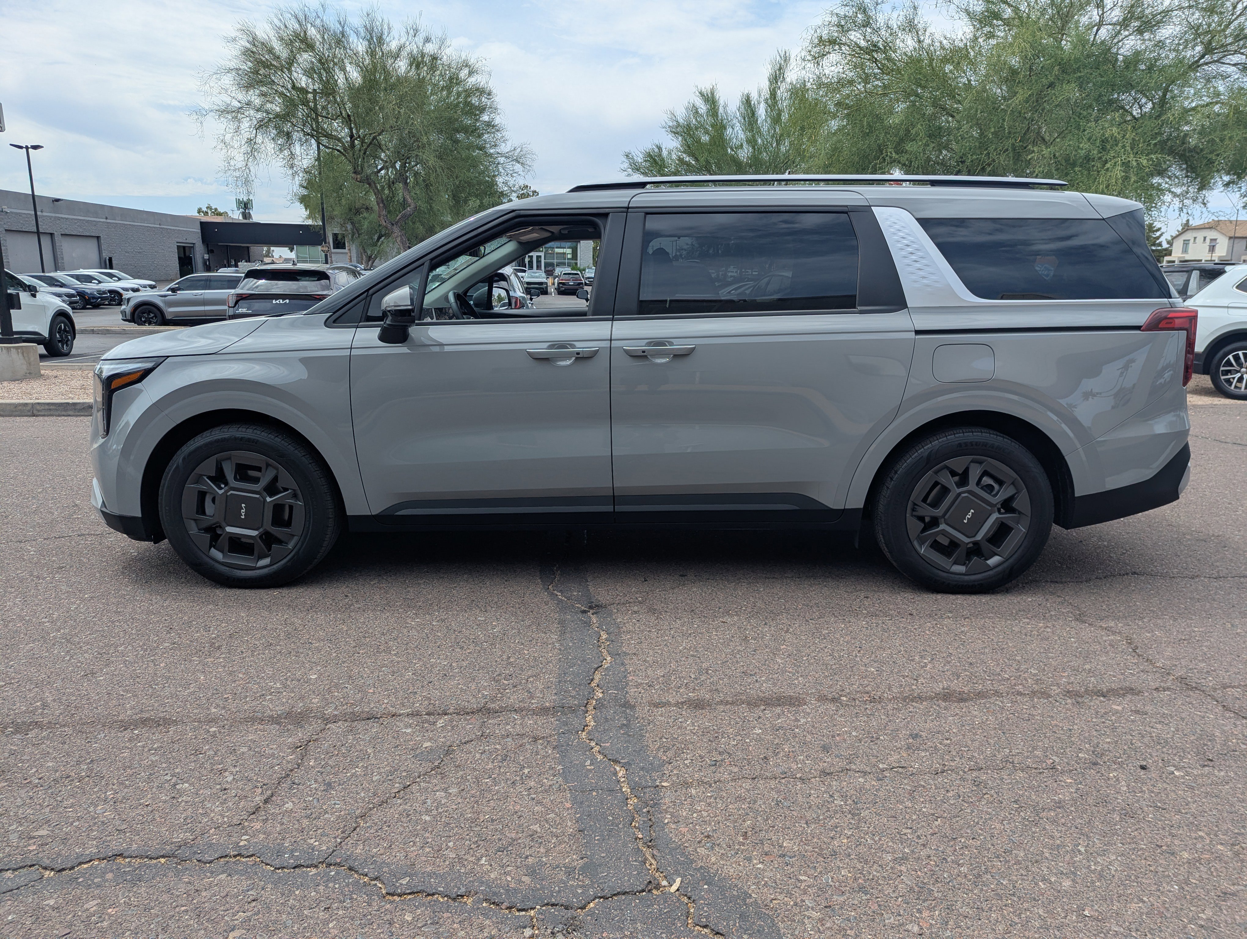 Certified 2025 Kia Carnival EX image 5