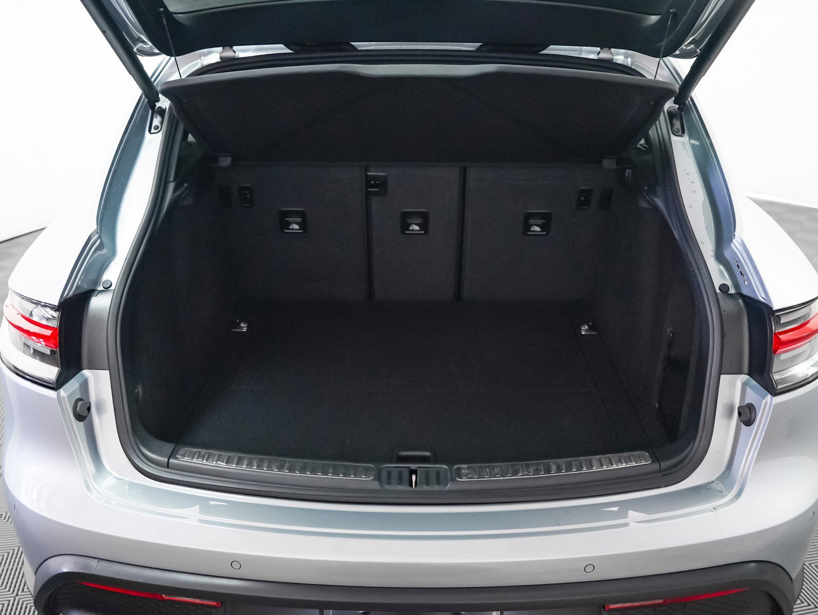 Certified 2025 Porsche Macan image 28