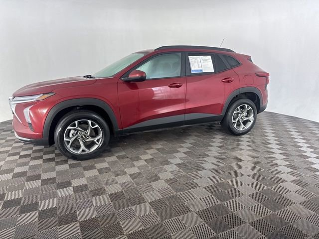 Used 2025 Chevrolet Trax LT w/ LT Convenience Package image 4