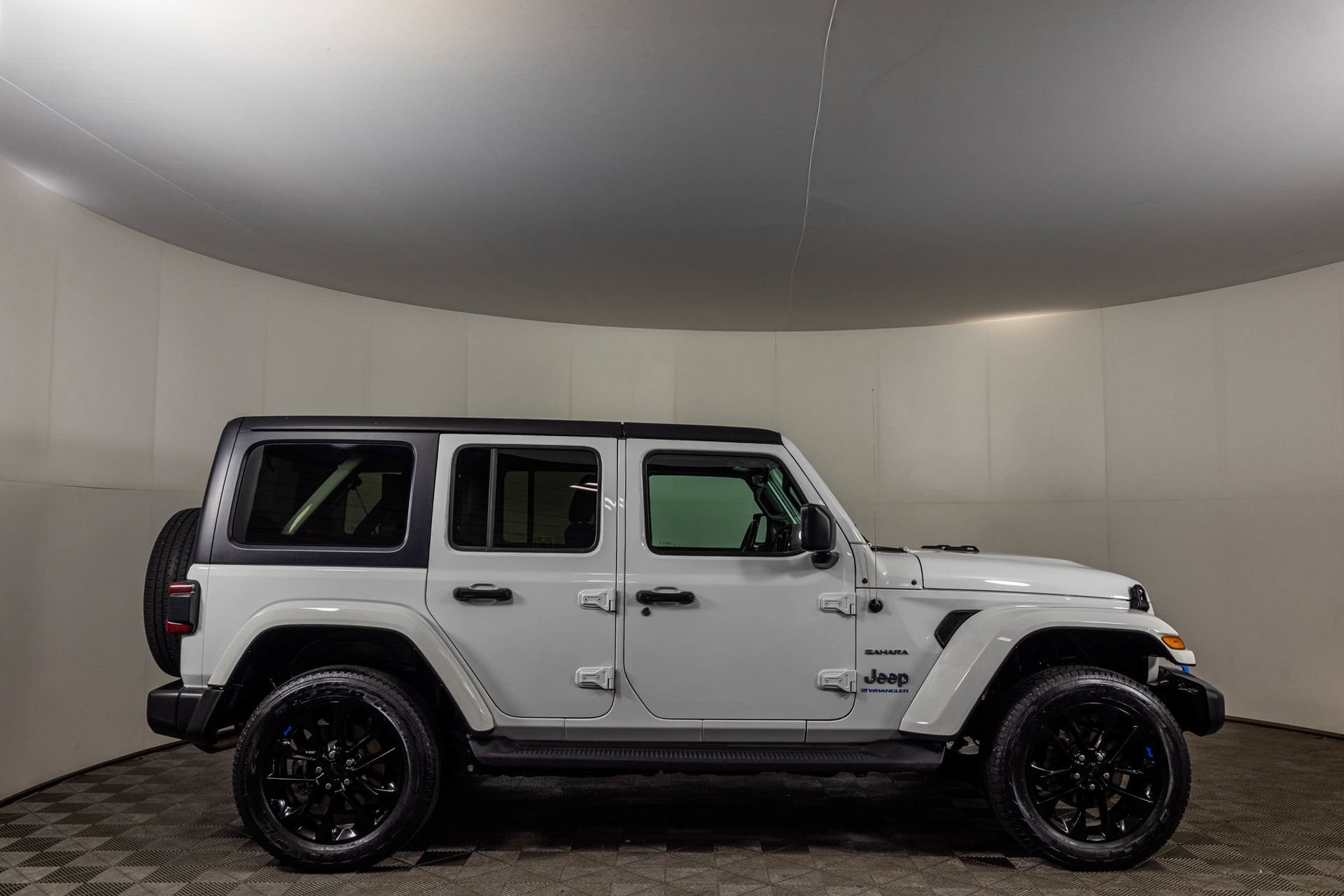 Used 2023 Jeep Wrangler Unlimited Sahara w/ Cold Weather Group AWD/4WD image 14