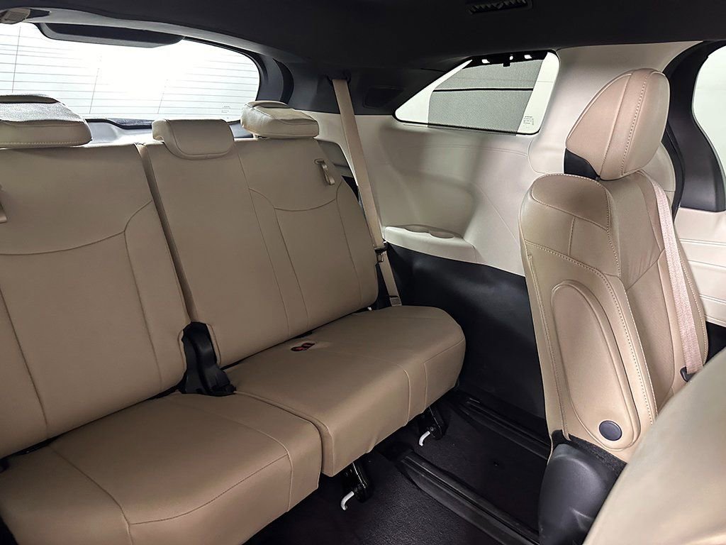 Used 2024 Toyota Sienna Limited FWD image 33