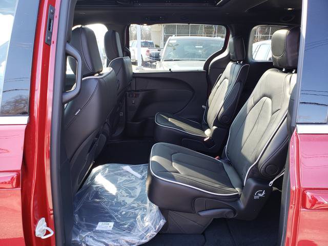 New 2026 Chrysler Pacifica Limited AWD/4WD image 8