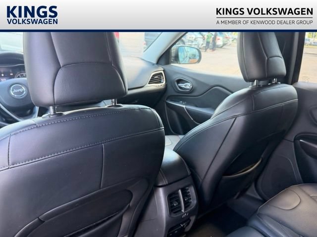 Used 2019 Jeep Cherokee Limited w/ Luxury Group AWD/4WD image 4