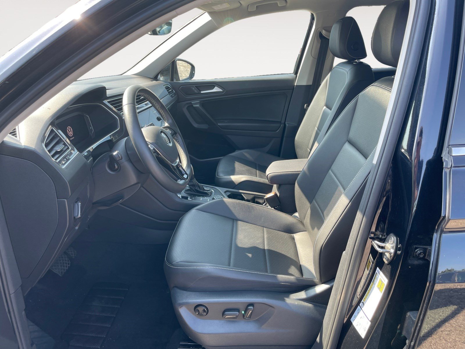 Used 2021 Volkswagen Tiguan SEL AWD/4WD image 18