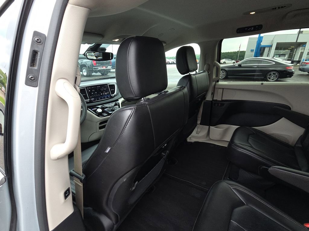 Used 2023 Chrysler Pacifica Touring-L FWD image 26
