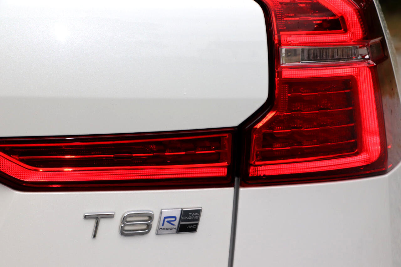 Used 2018 Volvo XC60 T8 R-Design w/ Convenience Package image 6