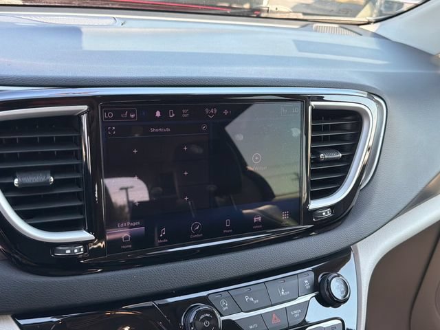 Used 2023 Chrysler Pacifica Touring-L FWD image 18