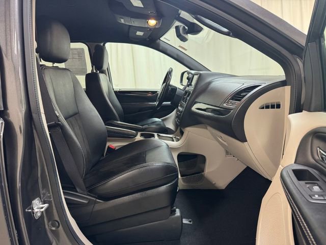 Used 2019 Dodge Grand Caravan SXT w/ Rear Park Assist Package FWD image 37