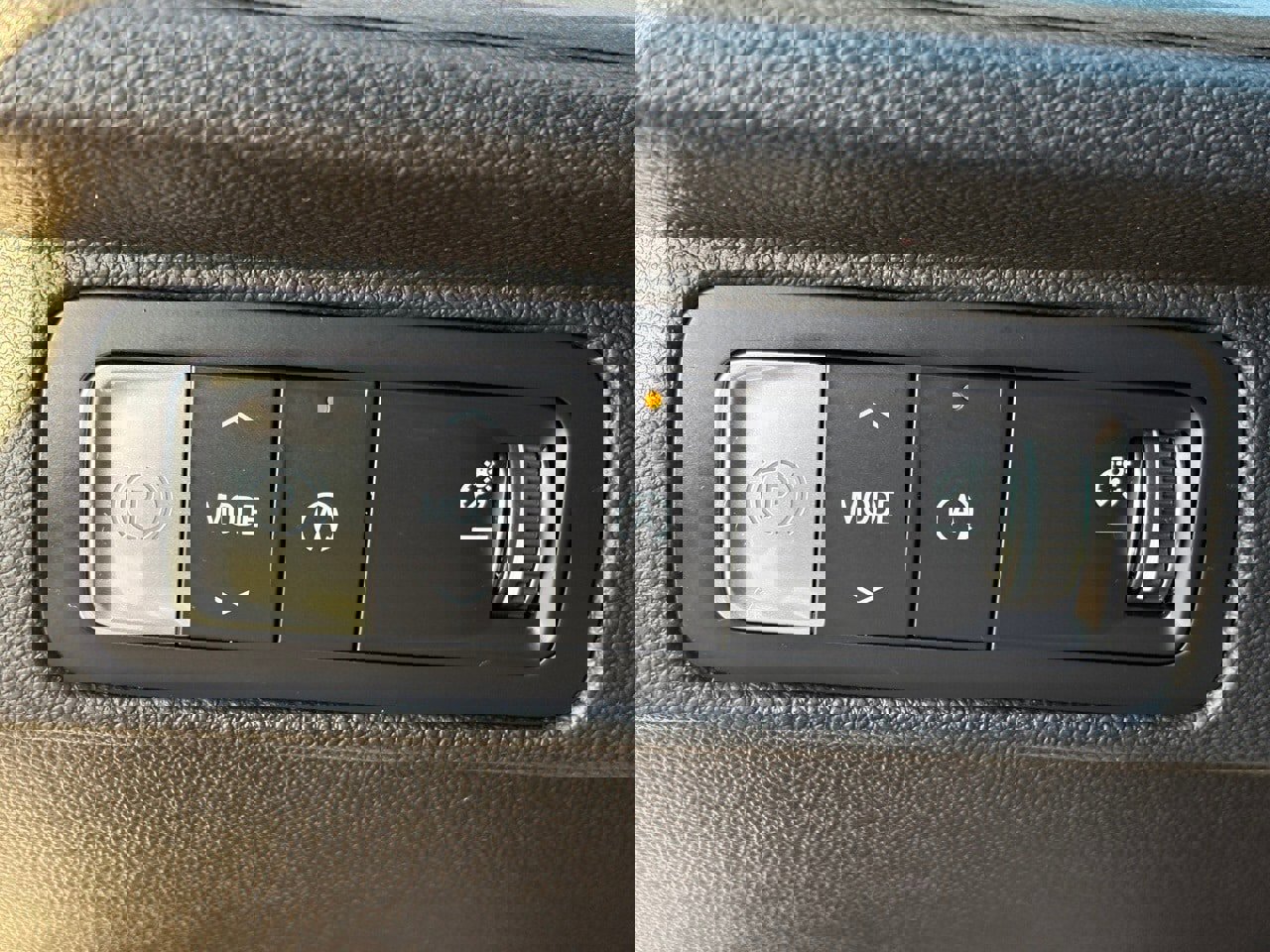 Used 2025 Chevrolet Traverse LT image 19