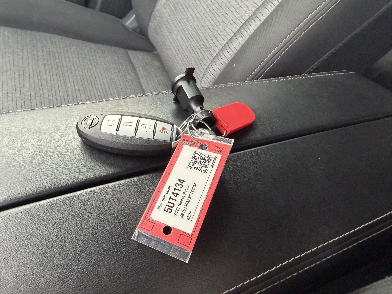 Used 2022 Nissan Rogue SV image 15