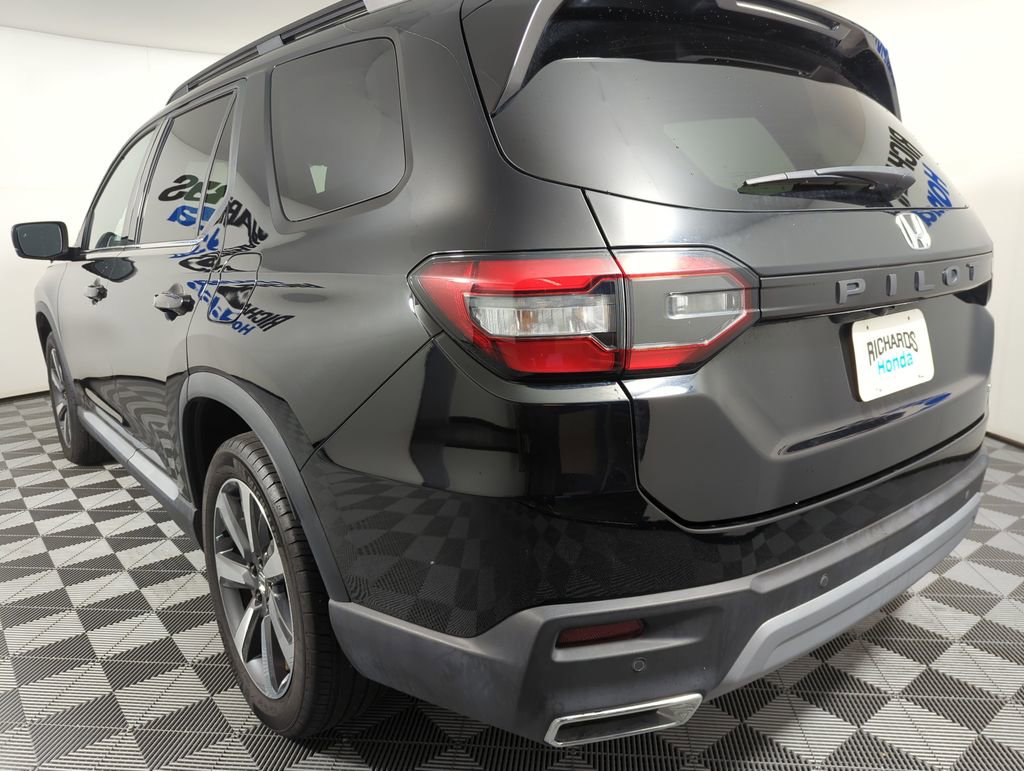 Certified 2024 Honda Pilot Touring image 2