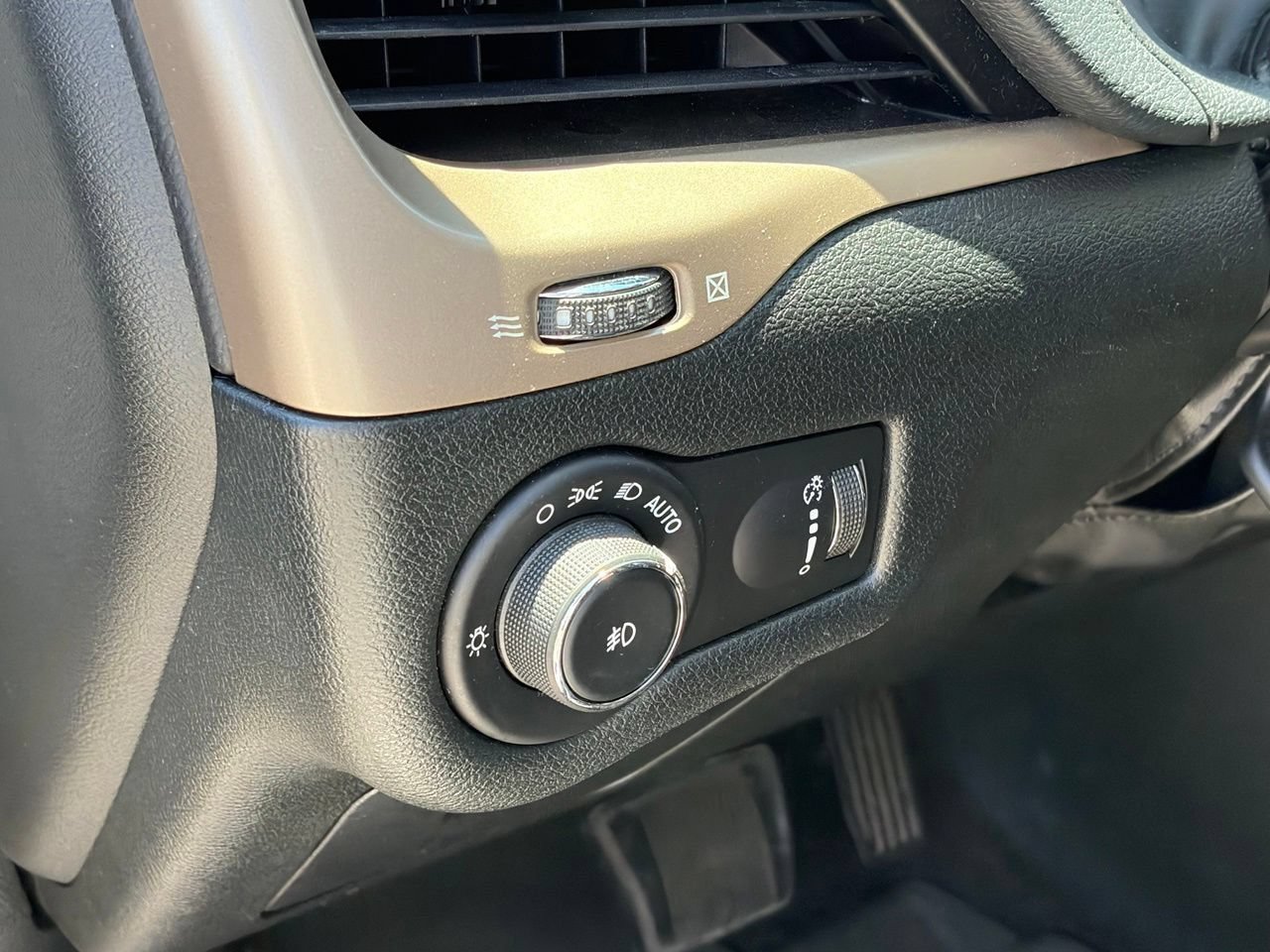 Used 2018 Jeep Cherokee Latitude w/ Altitude Package FWD image 6