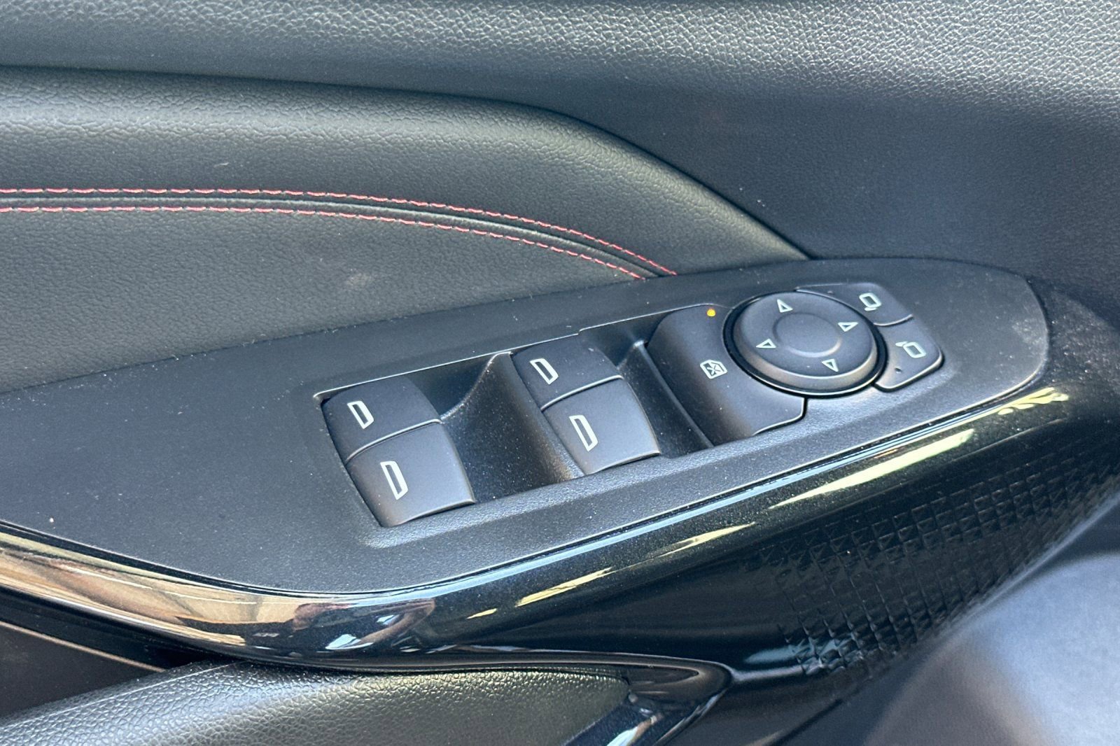 Used 2025 Chevrolet Trax RS w/ Sunroof Package image 12