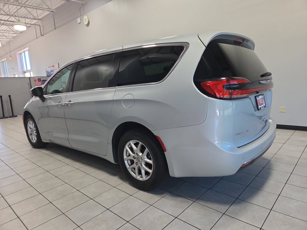 Used 2023 Chrysler Pacifica Touring-L FWD image 9