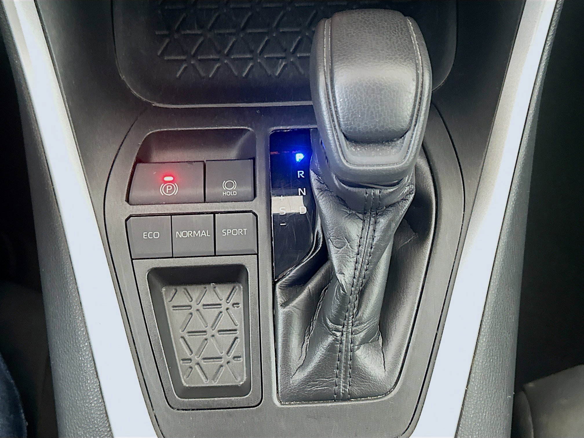 Used 2020 Toyota RAV4 XLE FWD image 25