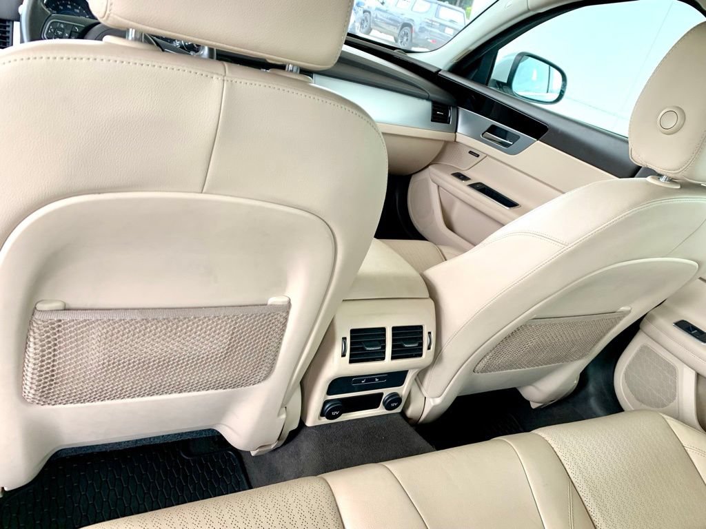 Used 2016 Jaguar XF Prestige RWD image 16
