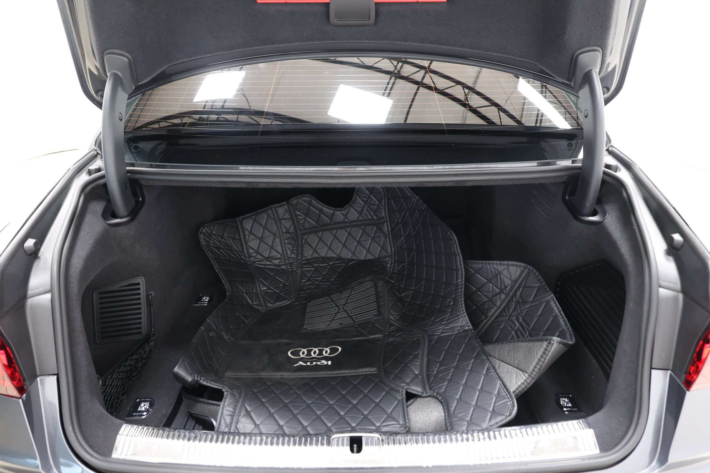 Used 2023 Audi S8 w/ S8 Comfort Plus Package AWD/4WD image 58
