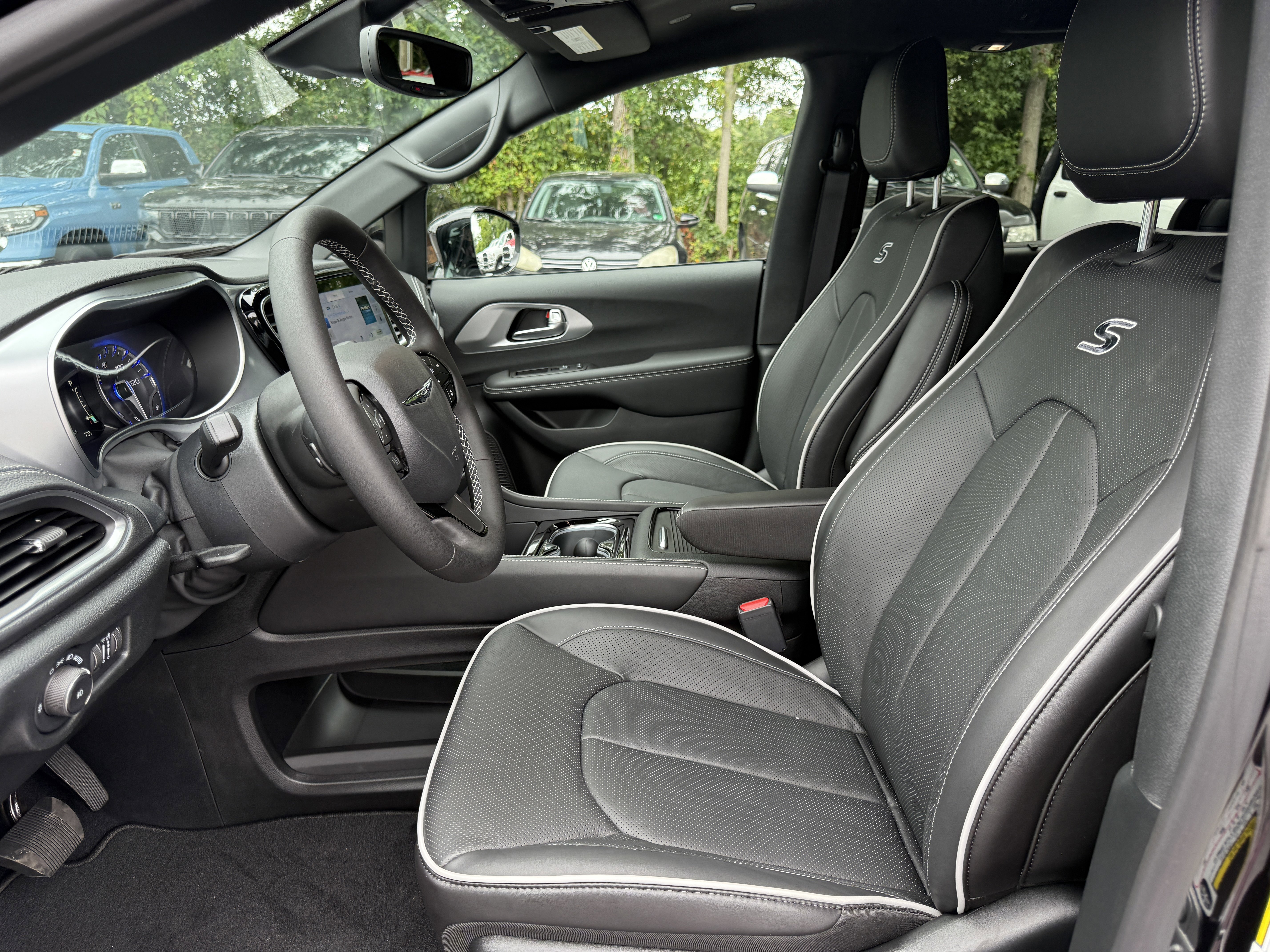 New 2026 Chrysler Pacifica Limited image 15