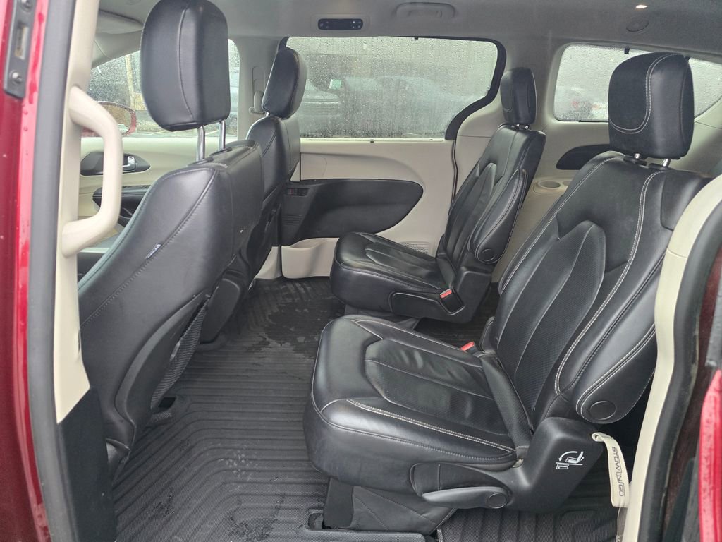 Used 2022 Chrysler Pacifica Touring-L image 10