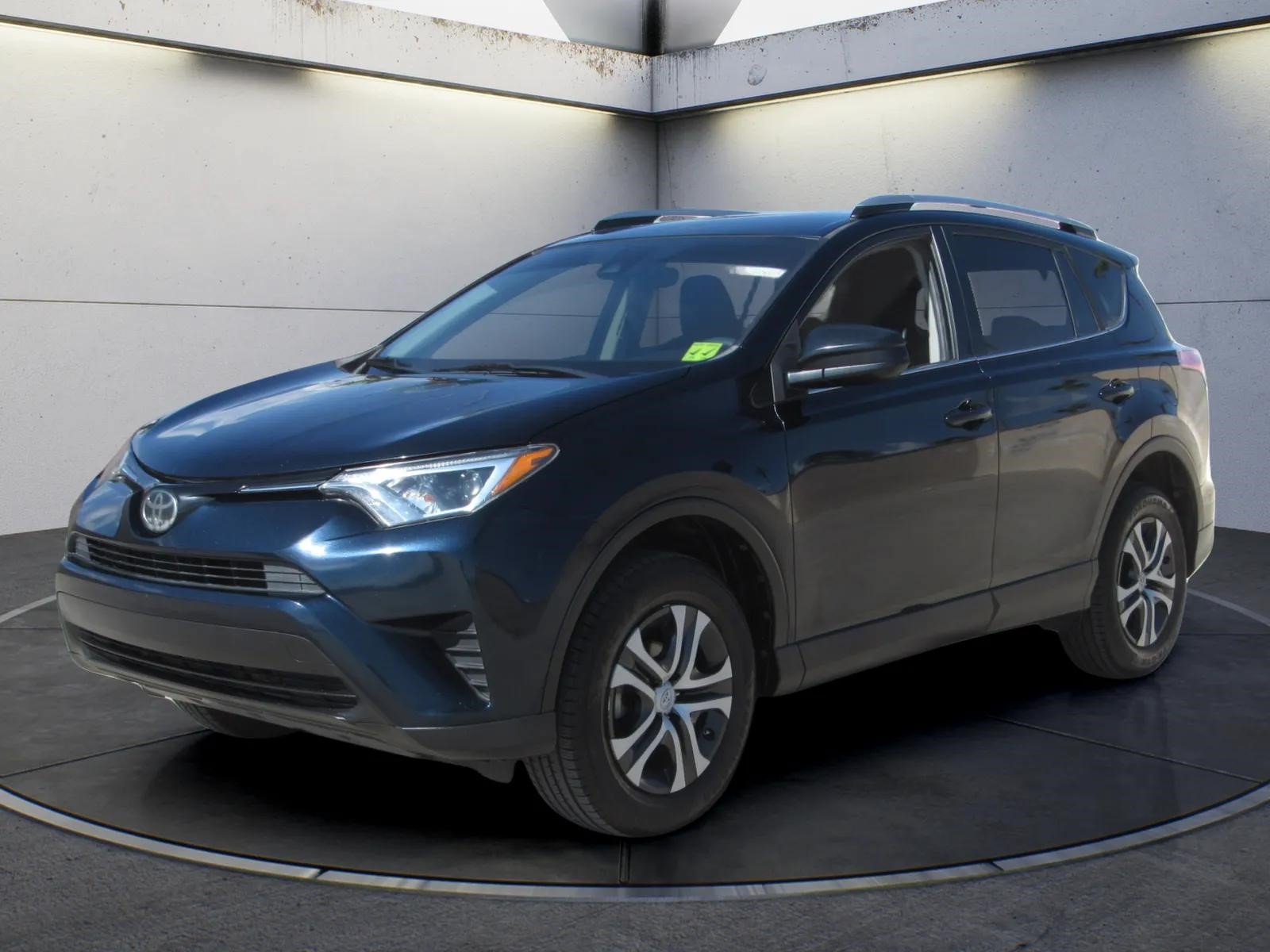 Used 2018 Toyota RAV4 LE FWD image 1