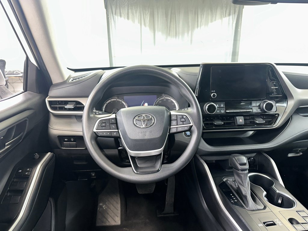 Used 2023 Toyota Highlander L FWD image 2
