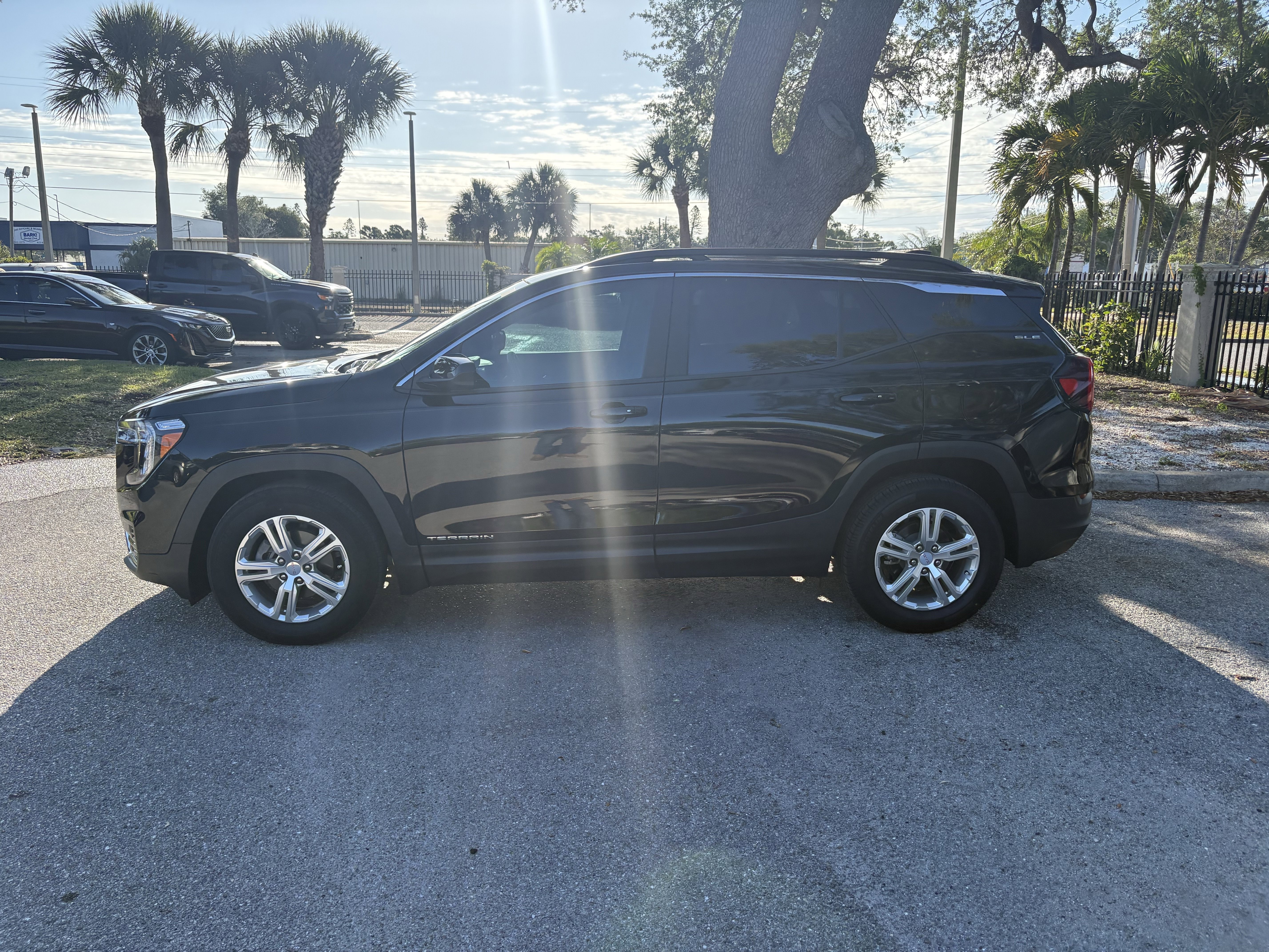 Used 2022 GMC Terrain SLE w/ Driver Convenience Package FWD image 4