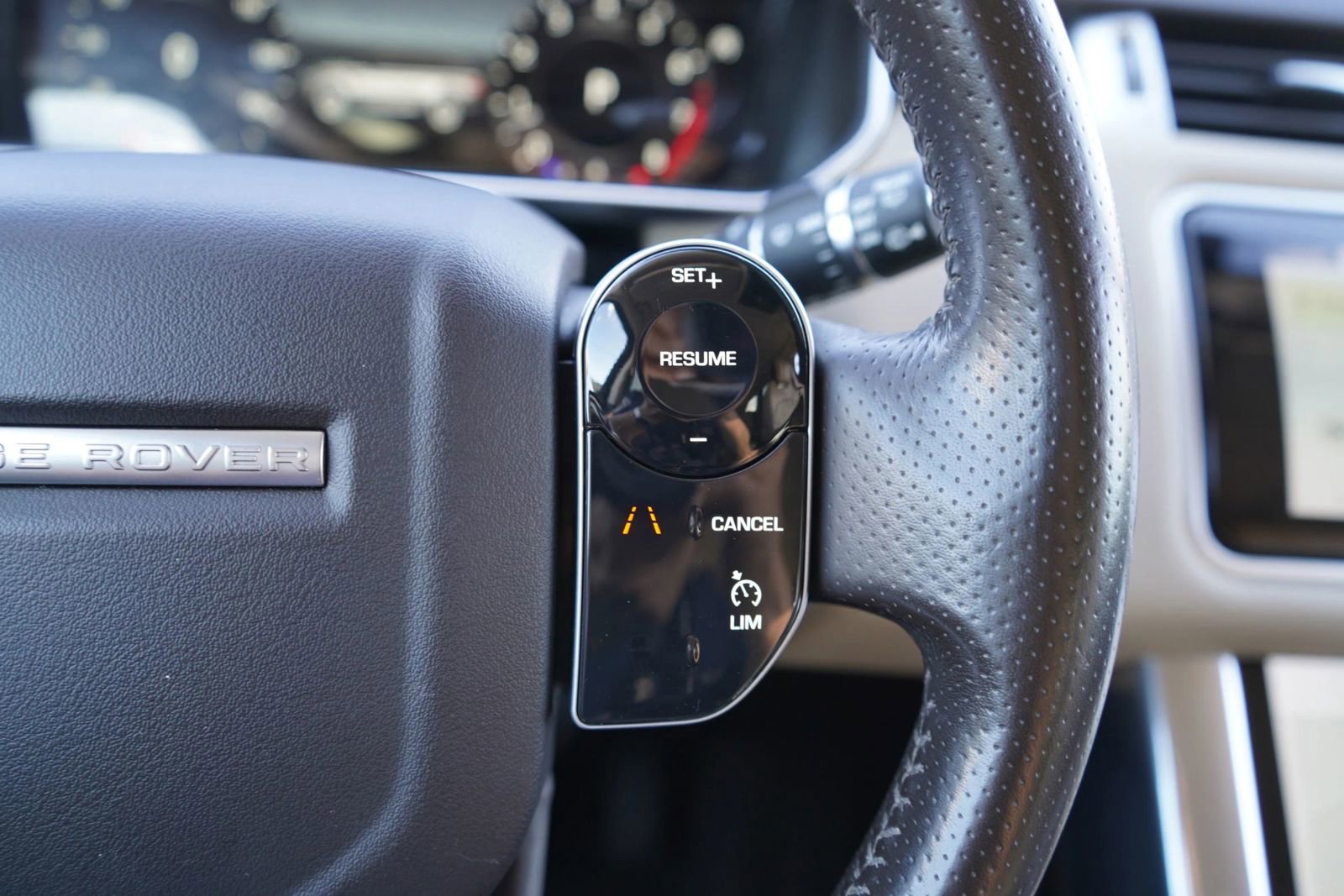 Used 2019 Land Rover Range Rover Sport SE image 11