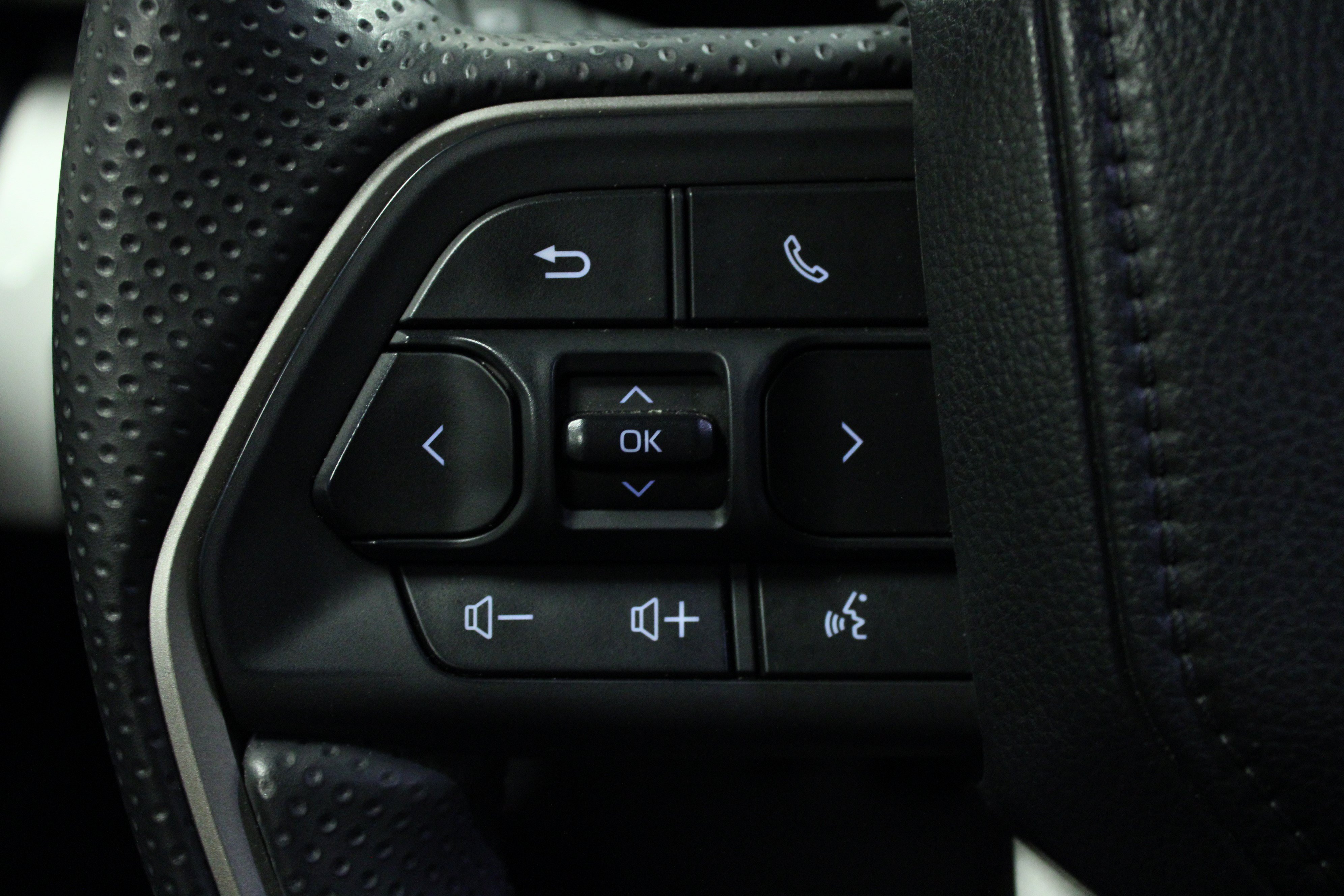 Used 2025 Toyota 4Runner SR5 AWD/4WD image 19