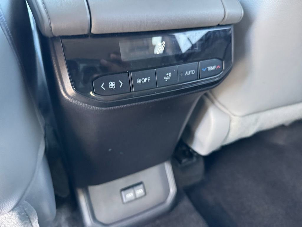 Used 2023 Toyota Highlander XLE AWD/4WD image 19