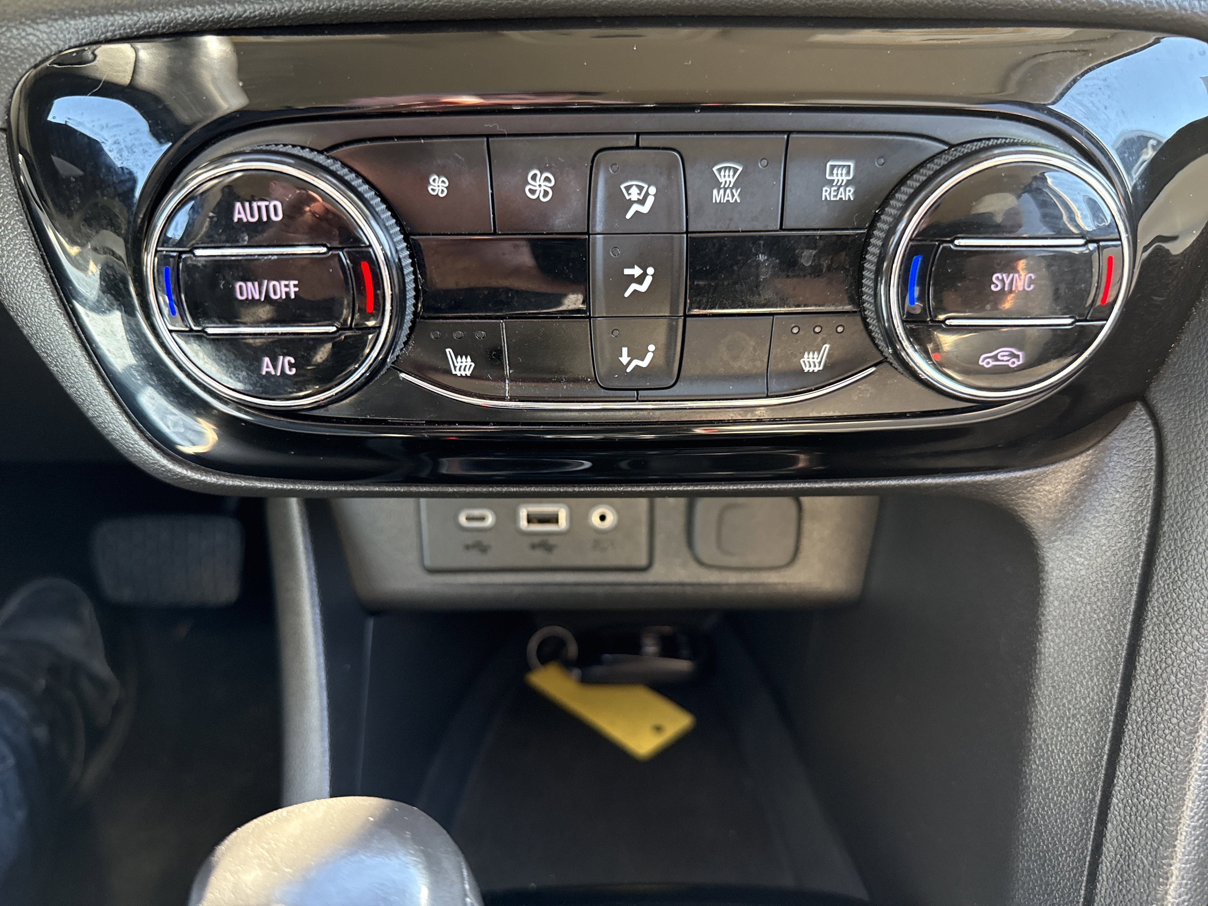 Used 2020 Buick Encore GX Essence image 25