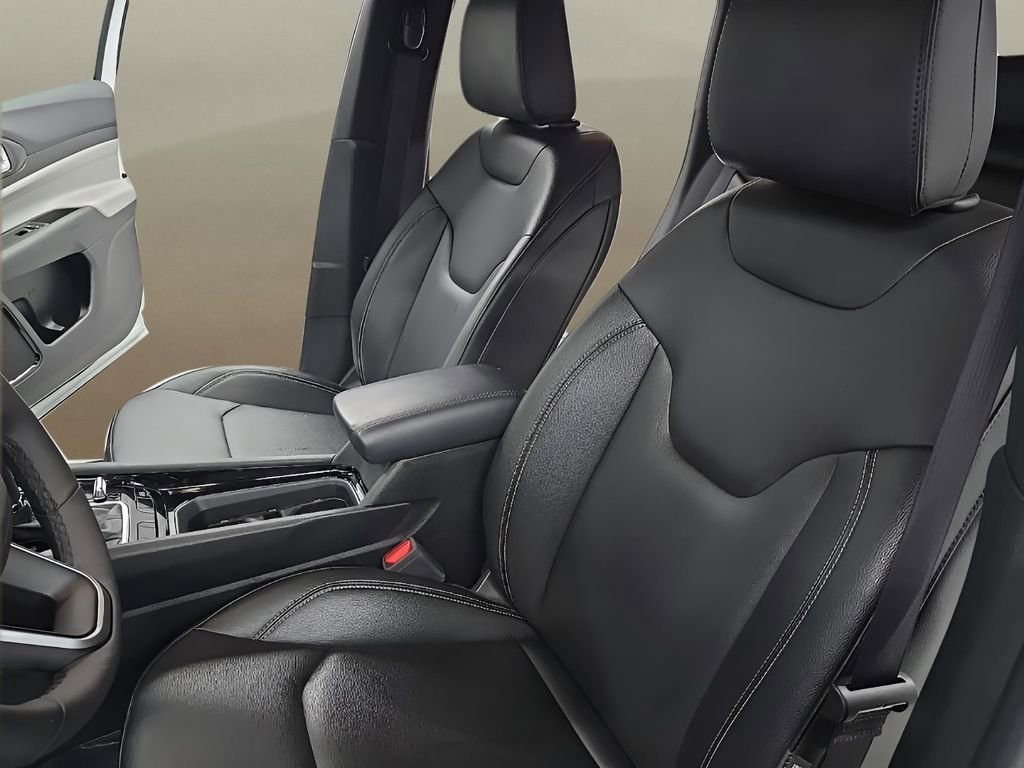 Used 2025 Jeep Compass Limited image 13