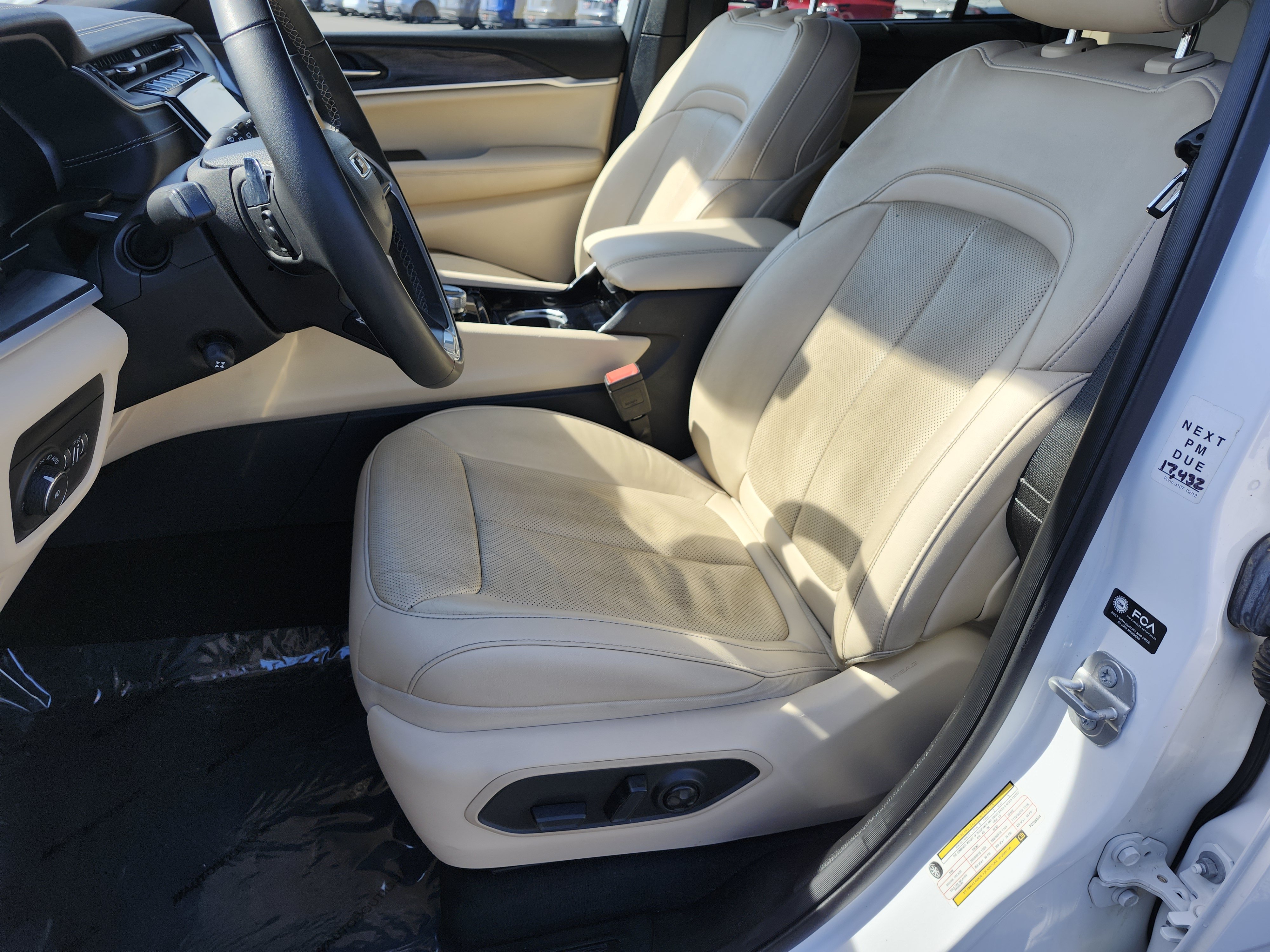 Used 2023 Jeep Grand Cherokee Limited w/ Luxury Tech Group II RWD image 25