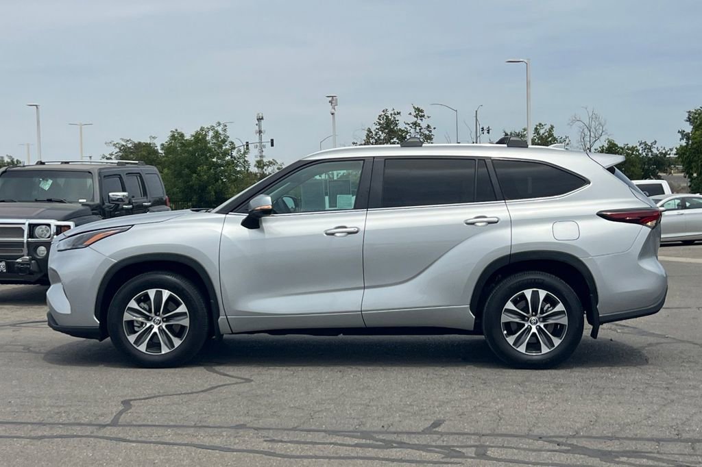 Certified 2024 Toyota Highlander XLE AWD/4WD image 9