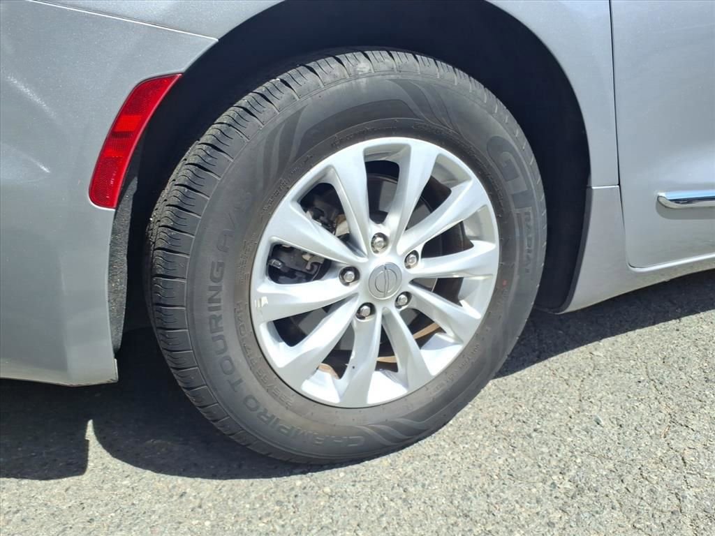Used 2018 Chrysler Pacifica Touring-L FWD image 28