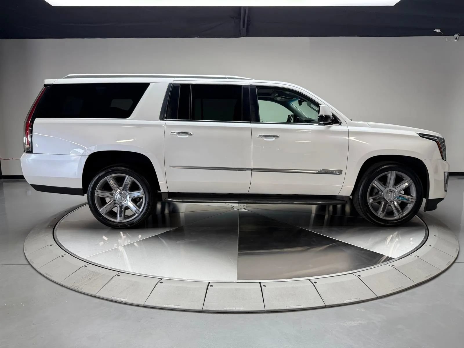 Used 2016 Cadillac Escalade ESV Luxury RWD image 6