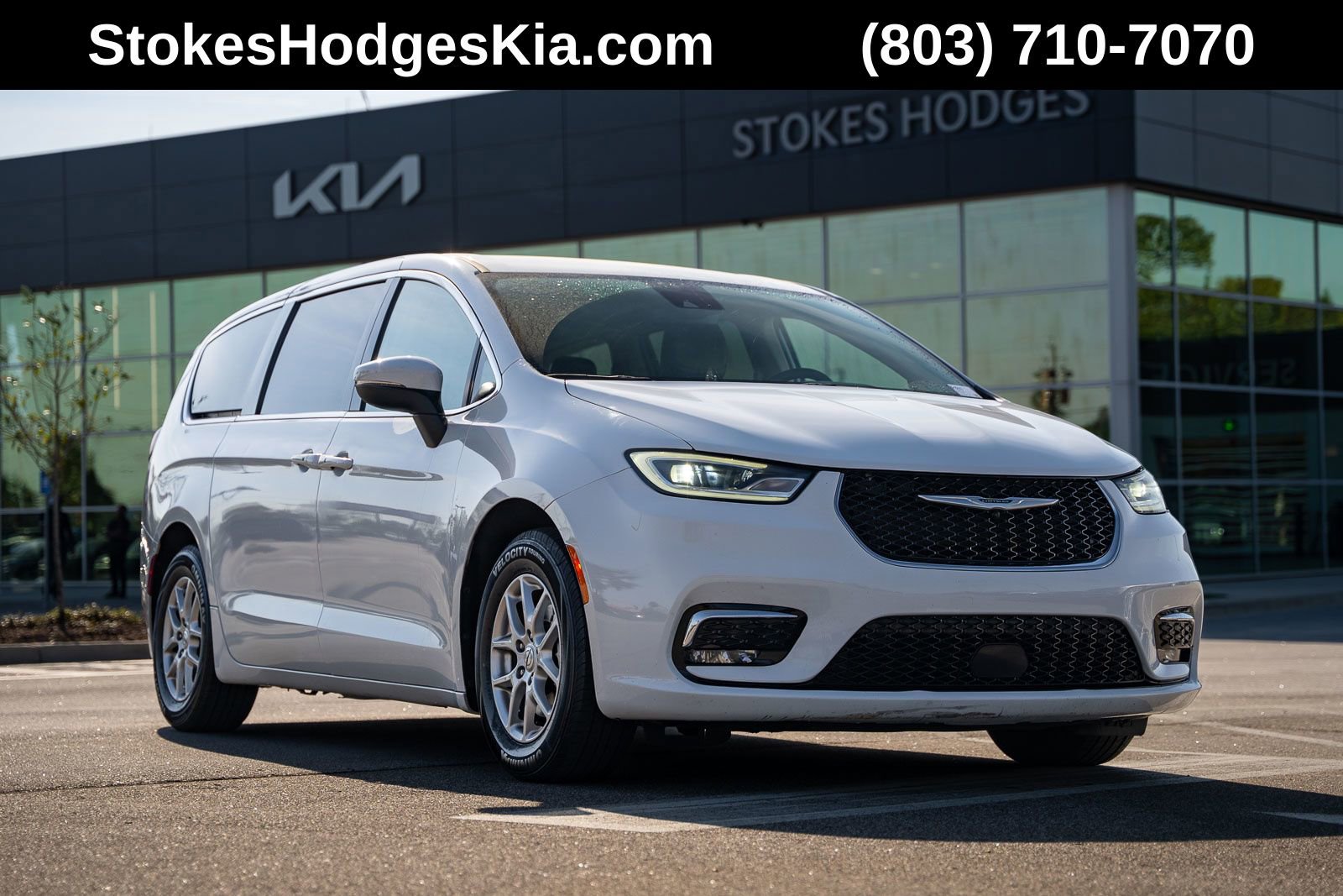 Used 2023 Chrysler Pacifica Touring-L image 1