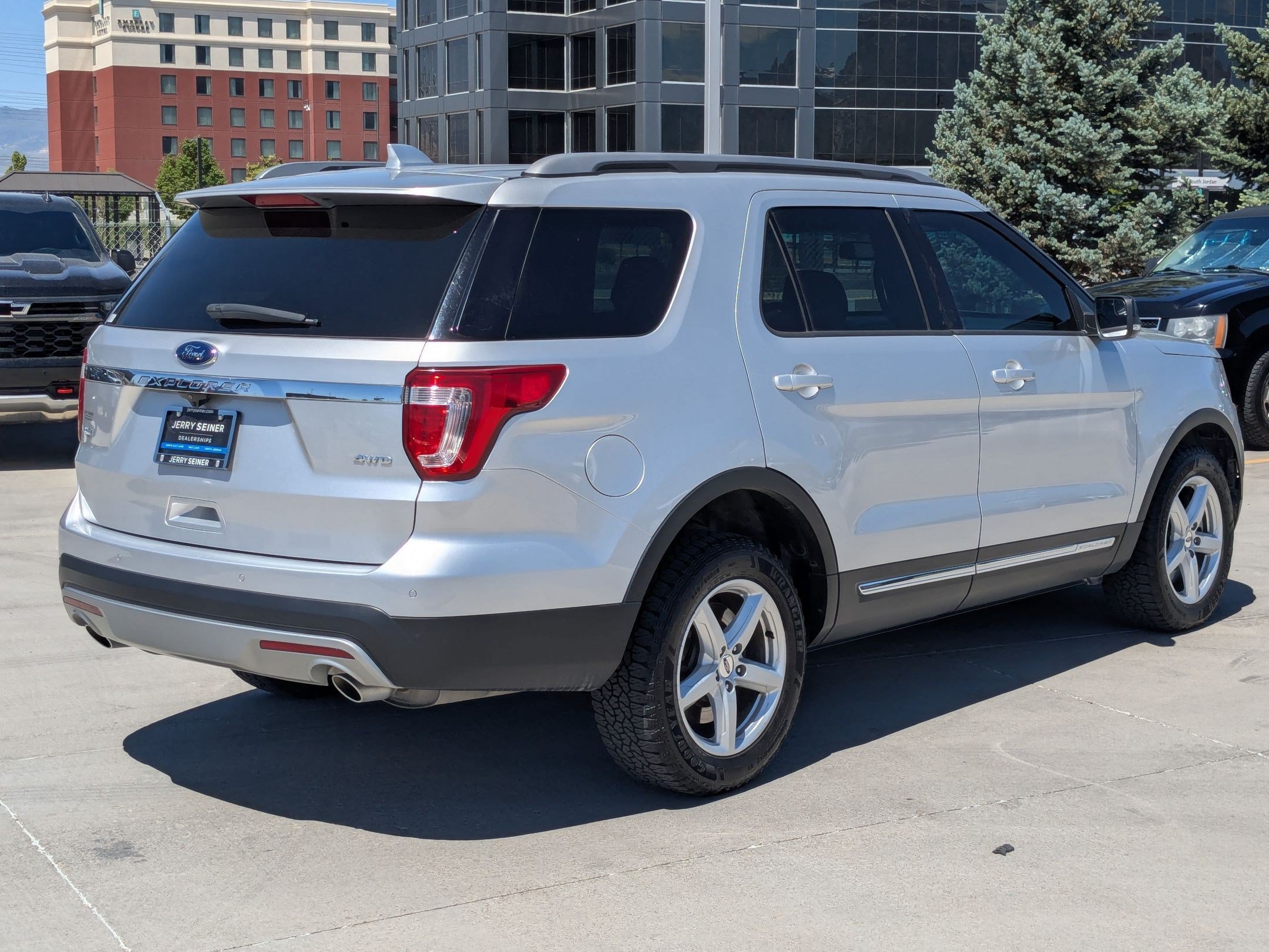 Used 2017 Ford Explorer XLT w/ Equipment Group 201A AWD/4WD image 5