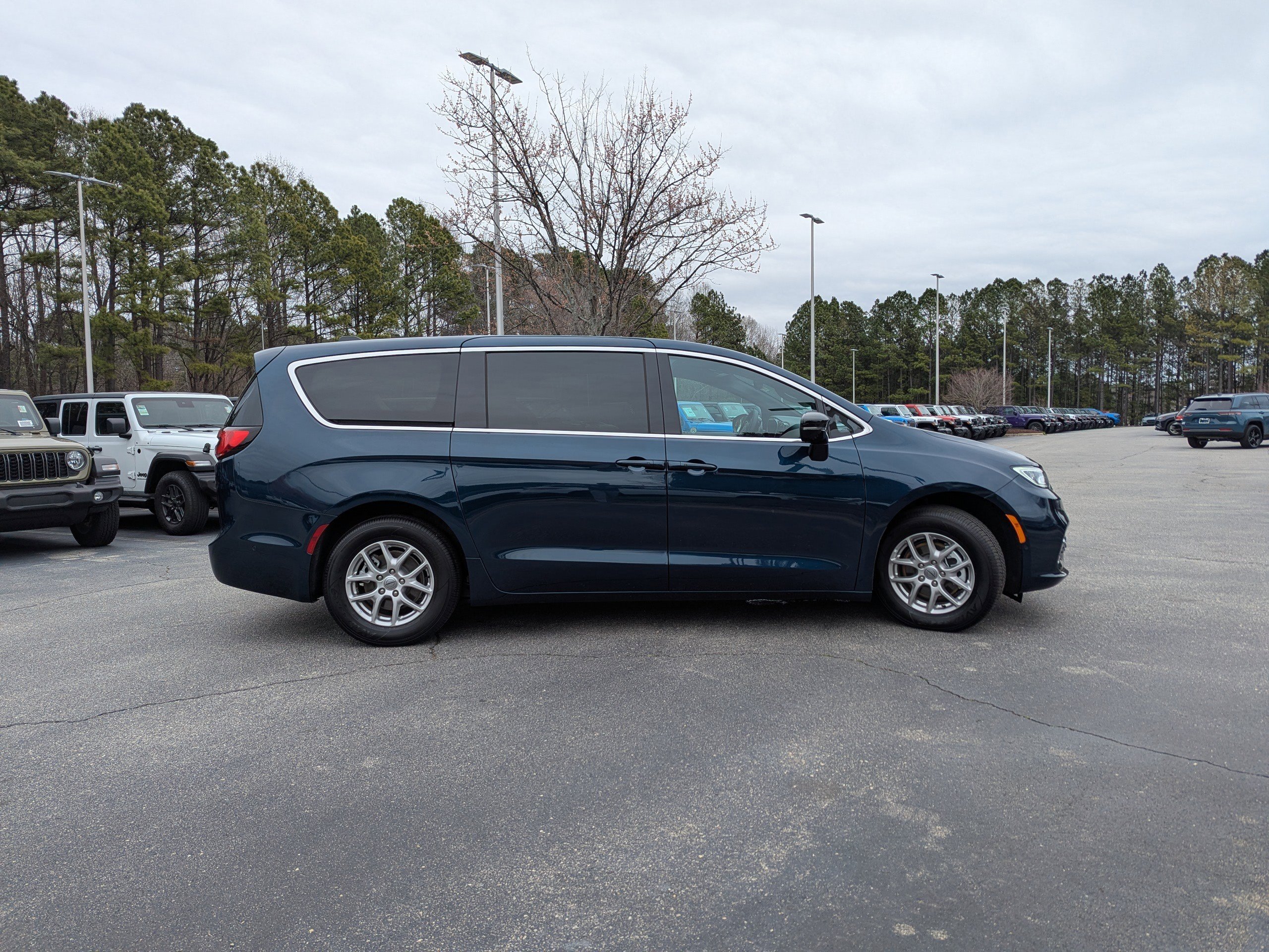 Used 2025 Chrysler Pacifica Select image 4