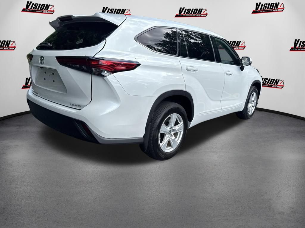 Used 2022 Toyota Highlander LE AWD/4WD image 5