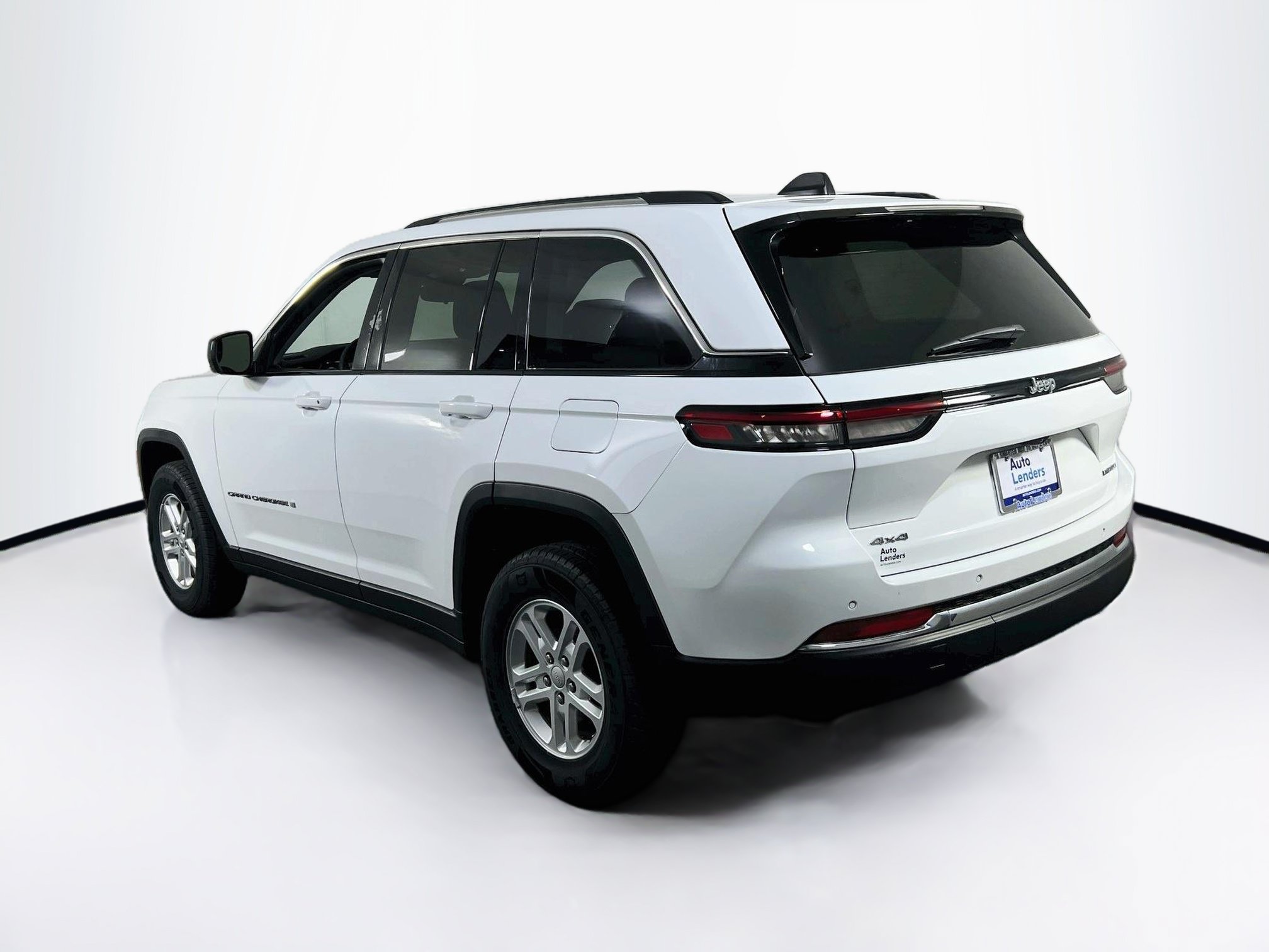 Used 2023 Jeep Grand Cherokee Laredo AWD/4WD image 7