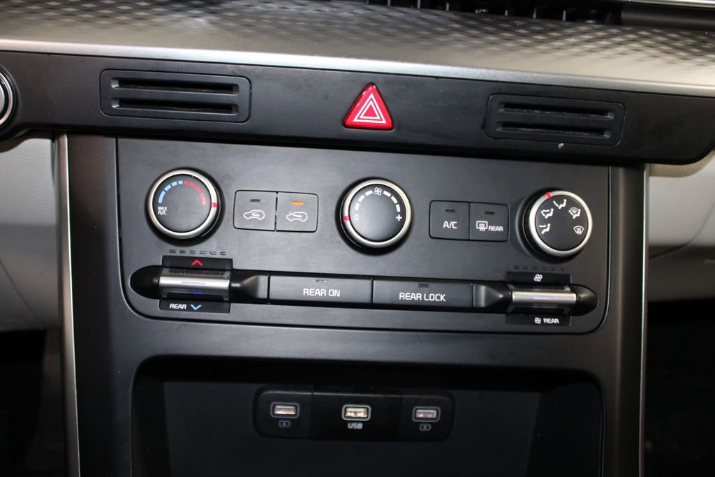 Used 2024 Kia Carnival LX image 46