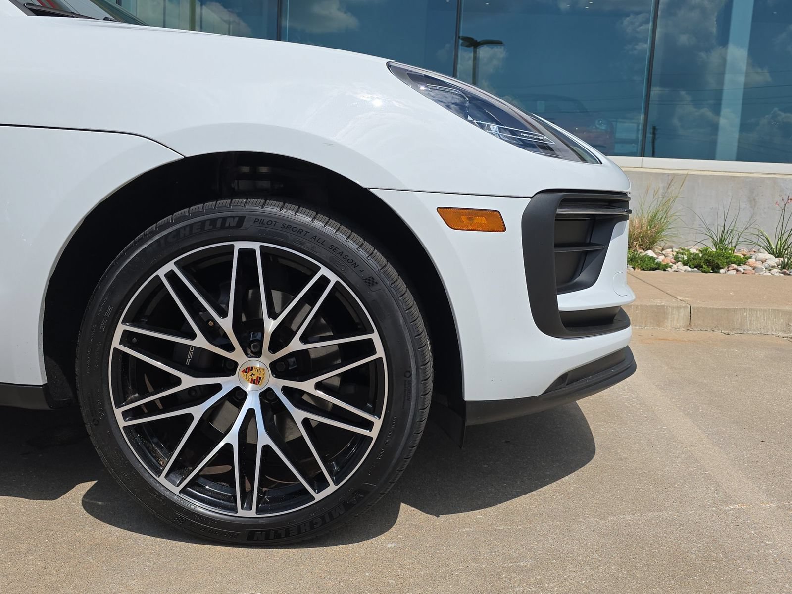 Certified 2022 Porsche Macan AWD/4WD image 12