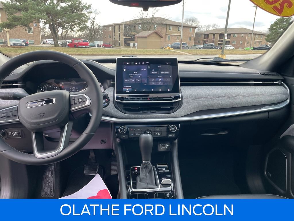 Used 2024 Jeep Compass Latitude w/ Sun and Sound Group image 19