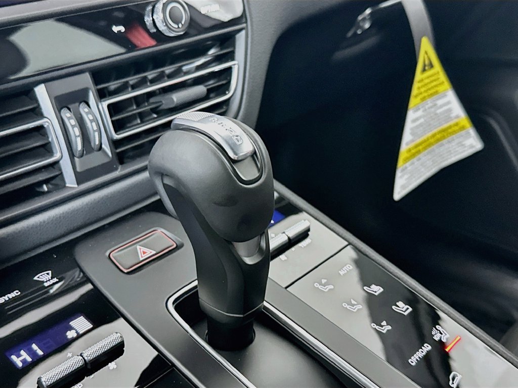 Certified 2026 Porsche Macan AWD/4WD image 18