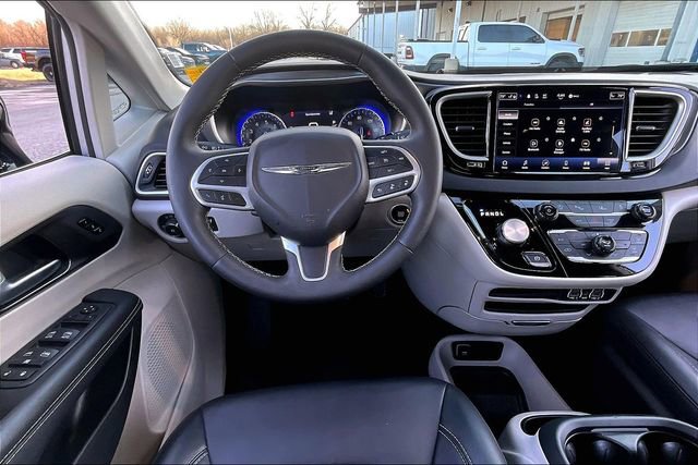 Used 2024 Chrysler Pacifica Touring-L image 8