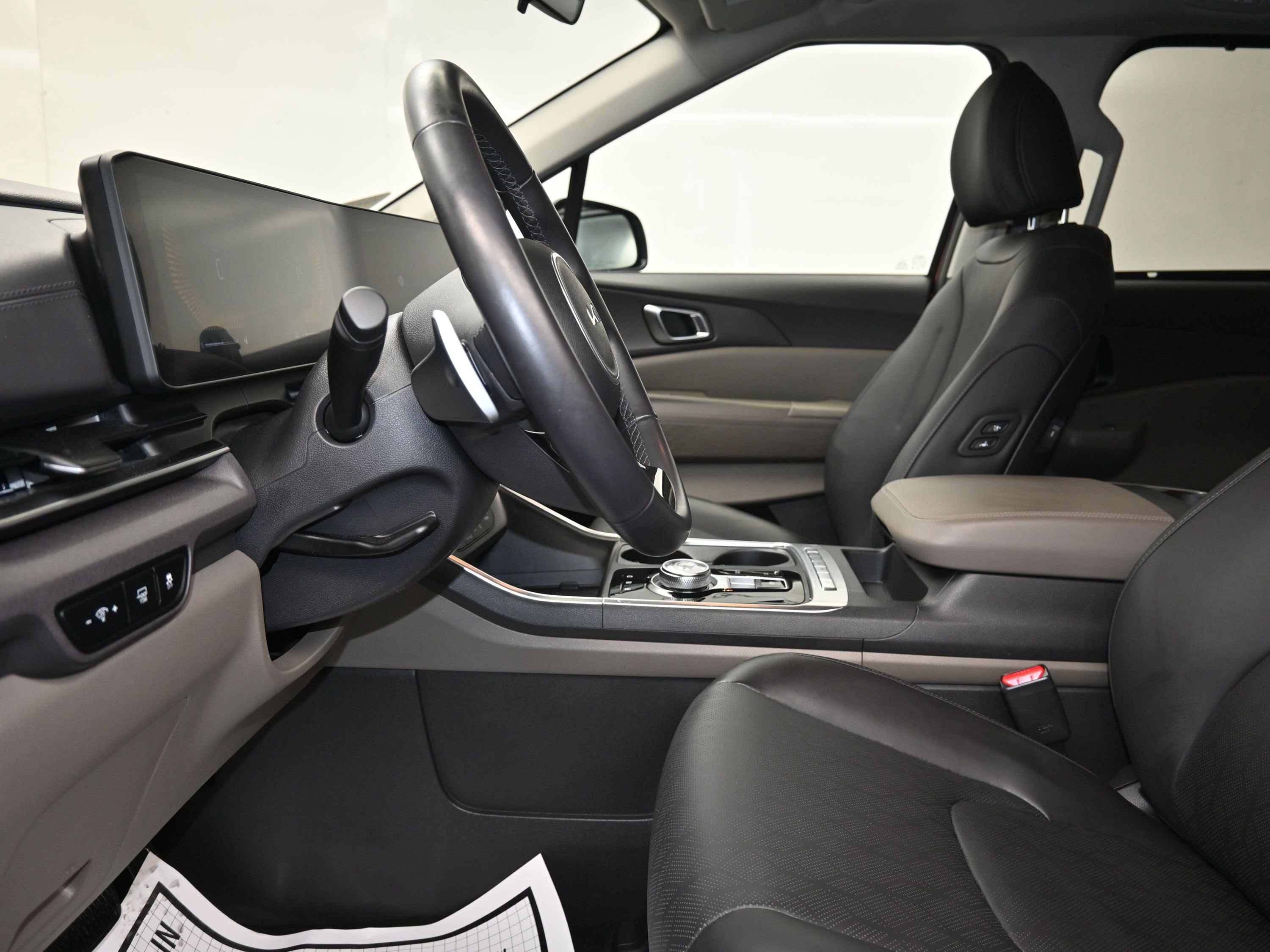 Used 2025 Kia Carnival EX image 20